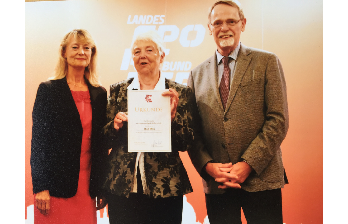 Heidi Ehrig erhält die goldene Ehrennadel des Landessportbundes Berlin